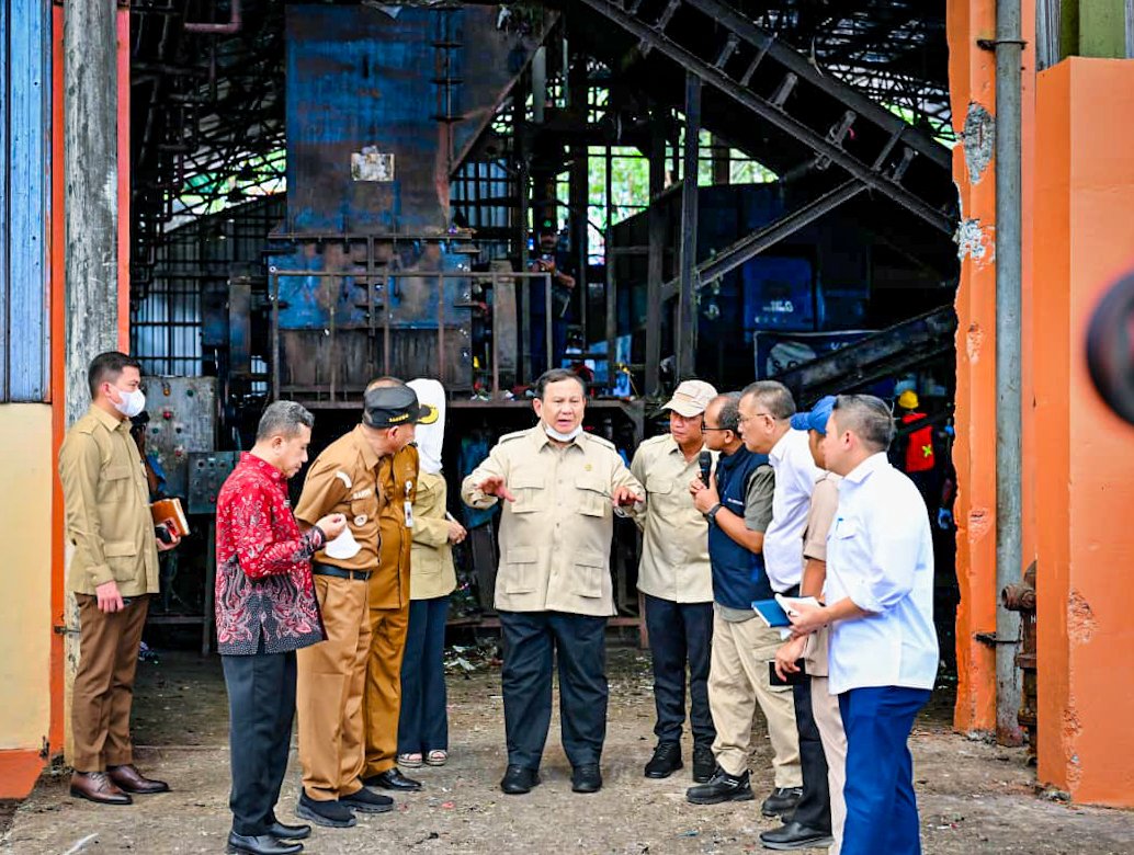 Presiden Prabowo Subianto meninjau Tempat Pengolahan Sampah Terpadu Berwawasan Lingkungan dan Edukasi (TPST BLE)