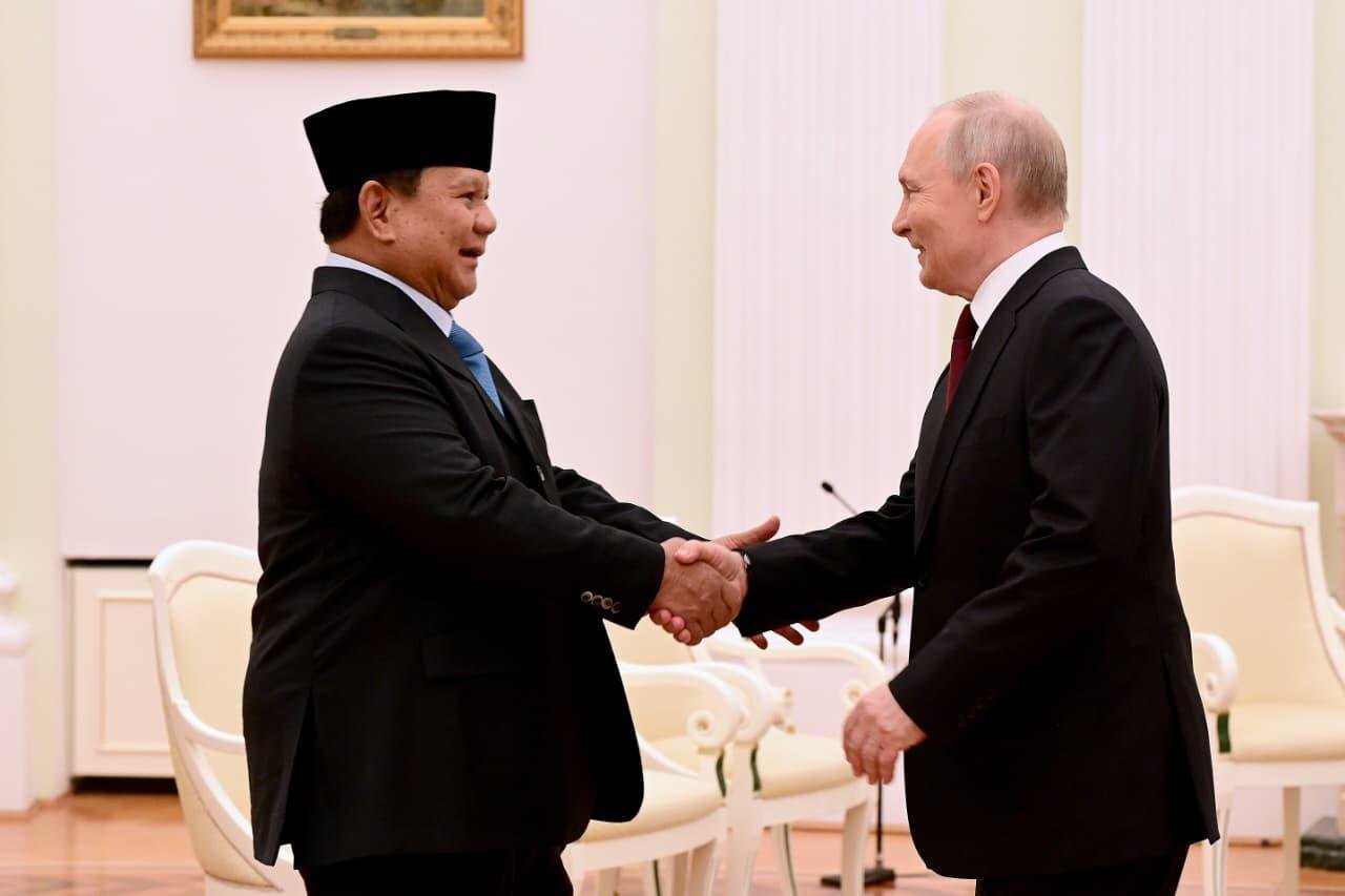 presiden ri prabowo berjabat tangan dengan presiden rusia putin