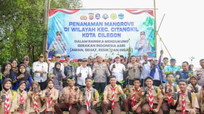 Wakil Gubernur Banten Achmad Dimyati Natakusumah menanam pohon mangrove di kawasan industri Krakatau Chandra Energi, Cilegon, dalam kegiatan pelestarian lingkungan pesisir dan pengurangan abrasi.