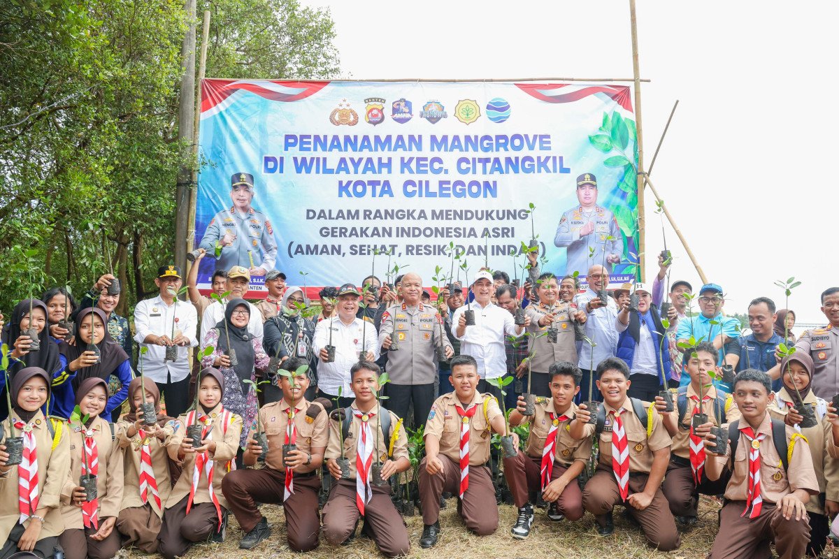 Wakil Gubernur Banten Achmad Dimyati Natakusumah menanam pohon mangrove di kawasan industri Krakatau Chandra Energi, Cilegon, dalam kegiatan pelestarian lingkungan pesisir dan pengurangan abrasi.