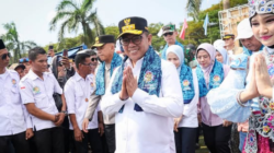 Gubernur Banten Andra Soni menegaskan komitmennya memberantas praktik percaloan tenaga kerja saat menghadiri peringatan May Day 2026 yang digelar pada Minggu, 3 Mei 2026, di lapangan PT Samator, Kawasan Modern Cikande.