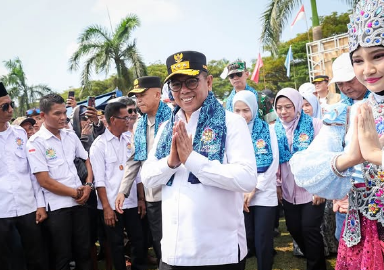 Gubernur Banten Andra Soni menegaskan komitmennya memberantas praktik percaloan tenaga kerja saat menghadiri peringatan May Day 2026 yang digelar pada Minggu, 3 Mei 2026, di lapangan PT Samator, Kawasan Modern Cikande.