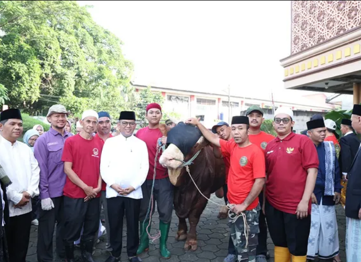 Prabowo Salurkan Sapi Kurban 1,2 Ton di Tangerang, Andra Soni Minta Utamakan Kaum Duafa
