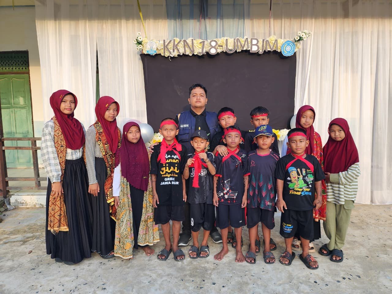 KKN UMBJM Sungai Telan Hidupkan Tari Banua dan Kuntau untuk Anak Desa