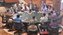 Presiden Prabowo Subianto menggelar rapat terbatas bersama sejumlah anggota Kabinet Merah Putih di kediamannya di Hambalang.