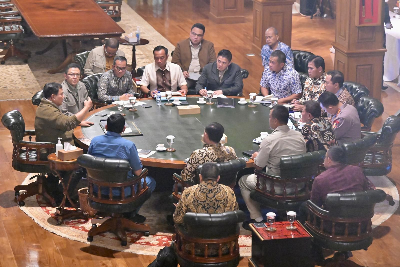 Presiden Prabowo Subianto menggelar rapat terbatas bersama sejumlah anggota Kabinet Merah Putih di kediamannya di Hambalang.