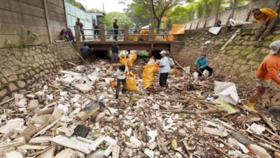 Gerak Cepat Cegah Banjir, Pemprov Banten dan Warga Angkut 39,7 Ton Sampah dari Kali Sabi