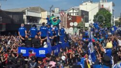 Lautan Biru Bobotoh Guncang Bandung dalam Pawai Juara Persib 2026