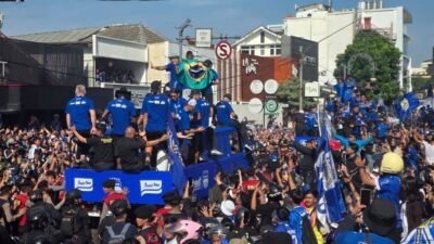 Lautan Biru Bobotoh Guncang Bandung dalam Pawai Juara Persib 2026
