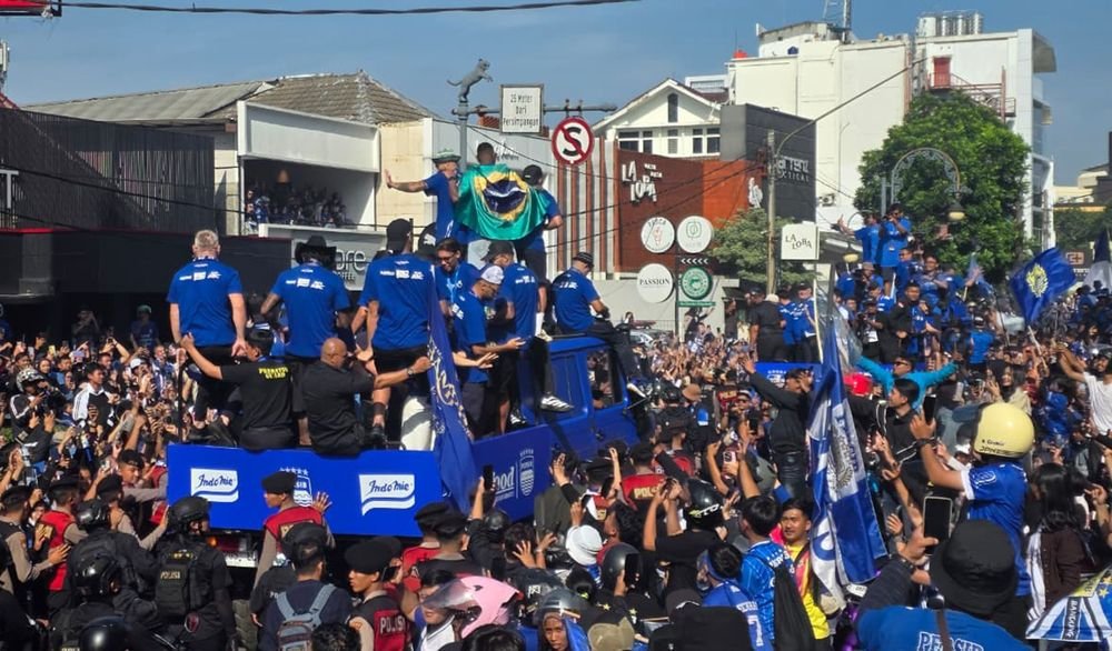 Lautan Biru Bobotoh Guncang Bandung dalam Pawai Juara Persib 2026